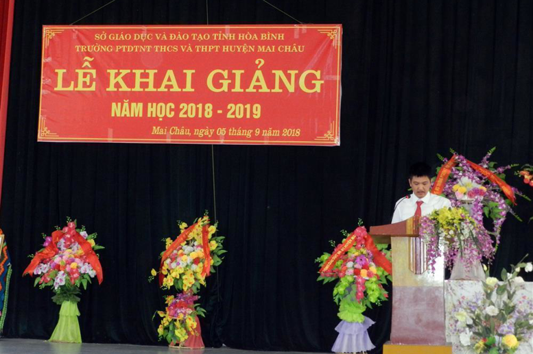 Thầy giáo Tạ Quang Sỹ, Phó Bí thư chi bộ, Phó Hiệu trưởng đọc Thư của Chủ tịch Nước CHXHCN Việt Nam