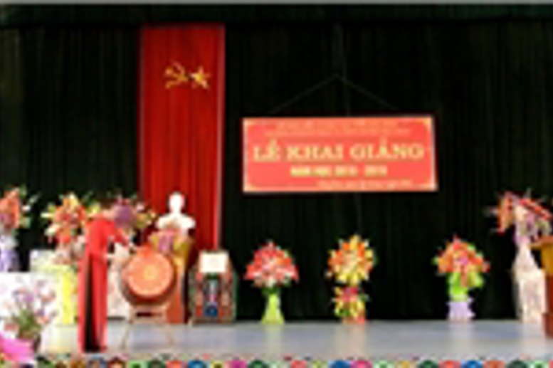 Cô giáo Phạm Thị Huệ, Bí thư chi bộ, Hiệu trưởng tuyên bố khai giảng và đánh trống khai trường