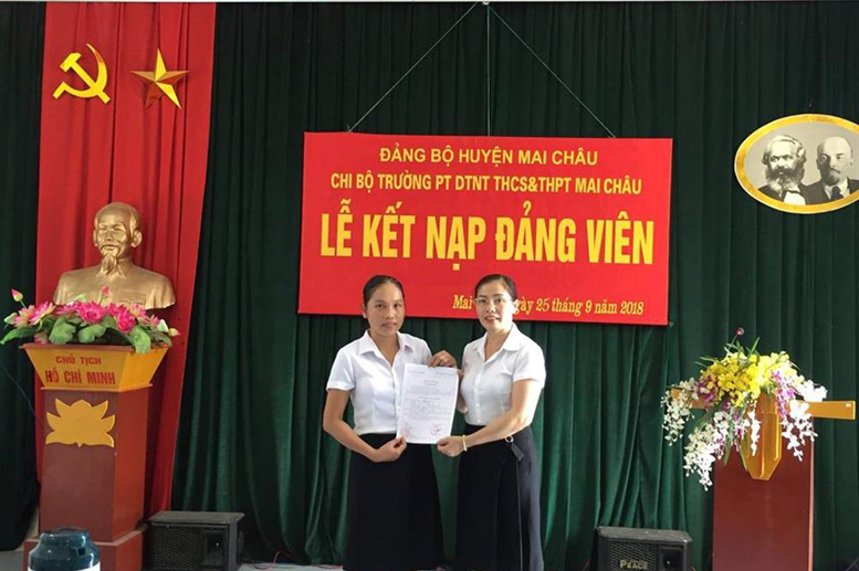 Đ/c Phạm Thị Huệ, Bí thư chi bộ trao quyết định vào Đảng cho đ/c Hà Thị MInh