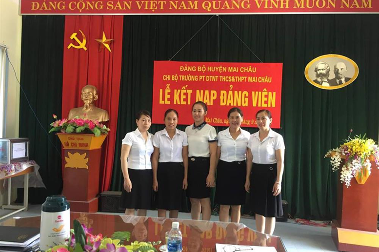 Các đồng chí tổ trưởng tổ đảng chúc mừng và chụp ảnh lưu niệm với đồng chí Hà Thị Minh