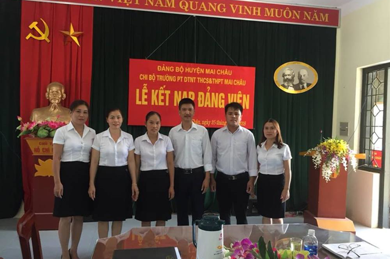Chi ủy chụp ảnh lưu niệm với đồng chí Hà Thị Minh