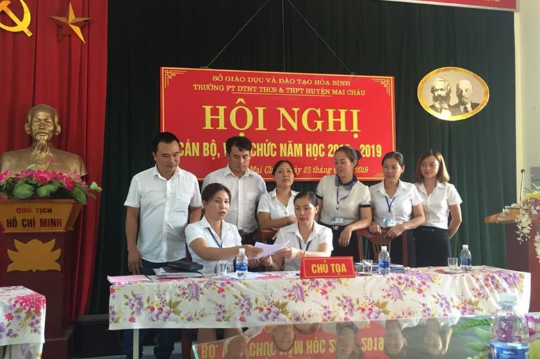 đ/c Nguyễn Thị Hà , CTCĐ và đ/c Phạm Thị Huệ, HT ký cam kết