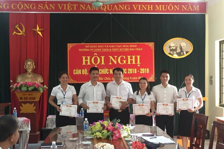Các đồng chí cán bộ, giao viên được Sở GD&ĐT tặng thưởng danh hiệu thi đua Chiến sĩ thi đua cơ sở năm học 2017-2018