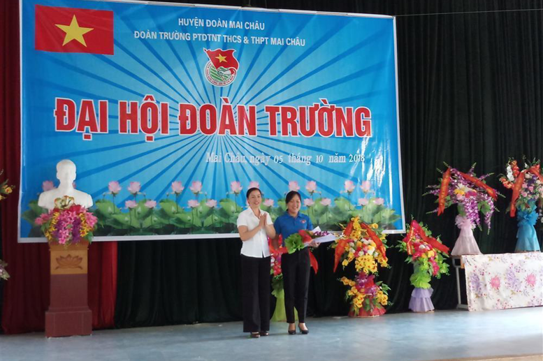Đ/c Phạm Thị Huệ, BT chi bộ, HT tặng Hoa chúc mừng đại hội