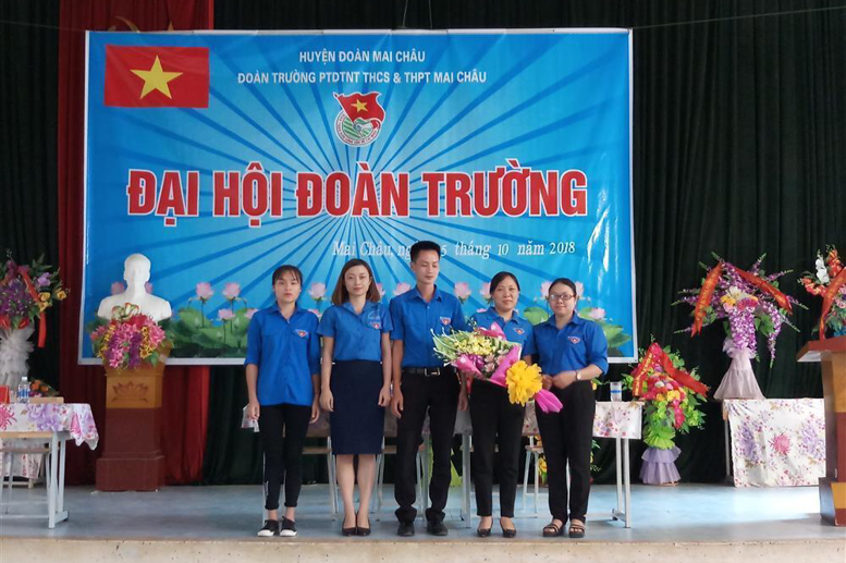 Đ/c Hà Thị Hà, Phó Bí thư huyện đoàn Mai Châu tặng Hoa chúc mừng Đại hội