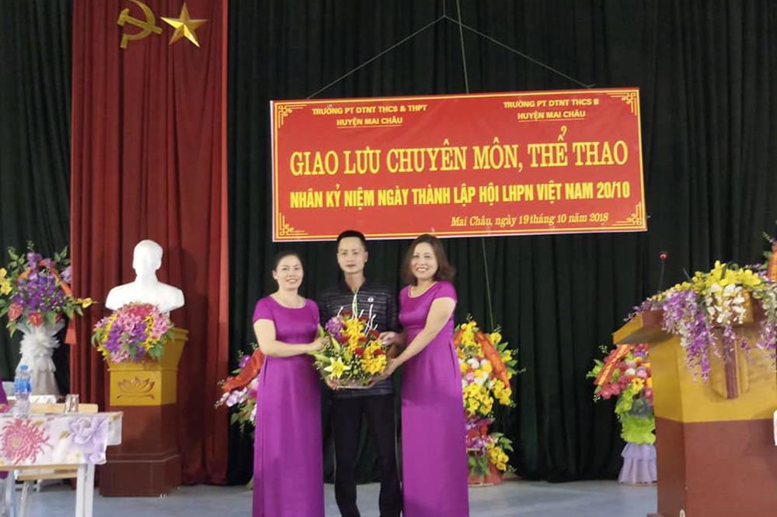 Đ/c Hà Công Vĩnh thay mặt cho Nam cán bộ, viên chức, học sinh tặng Hoa chúc mừng Nữ công nhân kỷ niệm ngày thành lập HLHPN Việt Nam 20/10