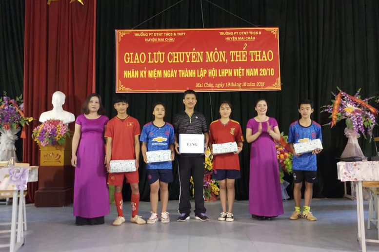 Đ/c Phạm Thị Huệ, BTCB-HT tặng quà cho các đội thao gia giao lưu thể thao