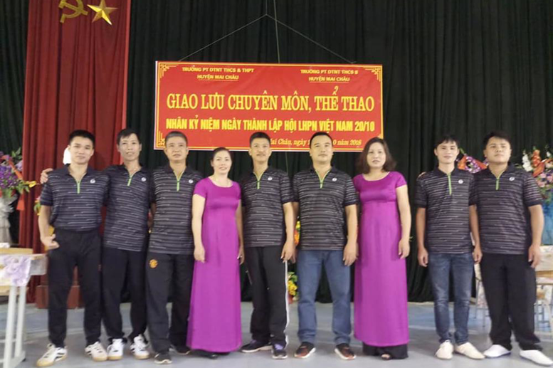 Đội thể thao Nam cán bộ, viên chức nhà trường chụp ảnh lưu niệm với các đồng chí Hiệu trưởng, Chủ tịch CĐ