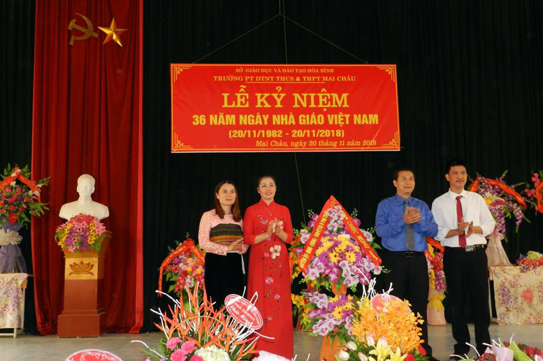 Đ/c Phạm Văn Hoàn - UVTV, PCT UBND huyện tặng hoa chúc mừng nhà trường