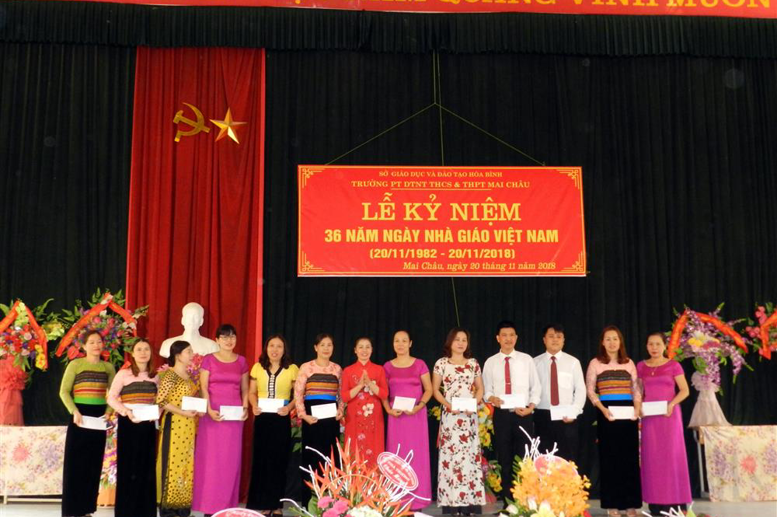 Thầy giáo Tạ Quang Sỹ - PBTCB,PHT trao chứng nhận Giáo viên dạy giỏi cấp cơ sở cho giáo viên 