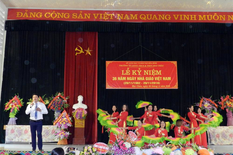 Tiết mục hát - múa của các thầy cô giáo nhà trường