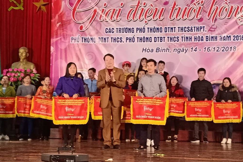 Ban tổ chức Hội thi trao tặng Giải Nhất toàn đoàn cho Đội thi Trường PTDTNT THCS&THPT huyện Mai Châu