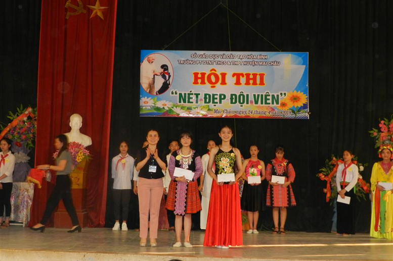 Cô Hà Thị Dung - CUV,PHT trao Giải Nhất cho hai thí sinh Vì Hà Châu, Vàng Mẩy Ly lớp 8A