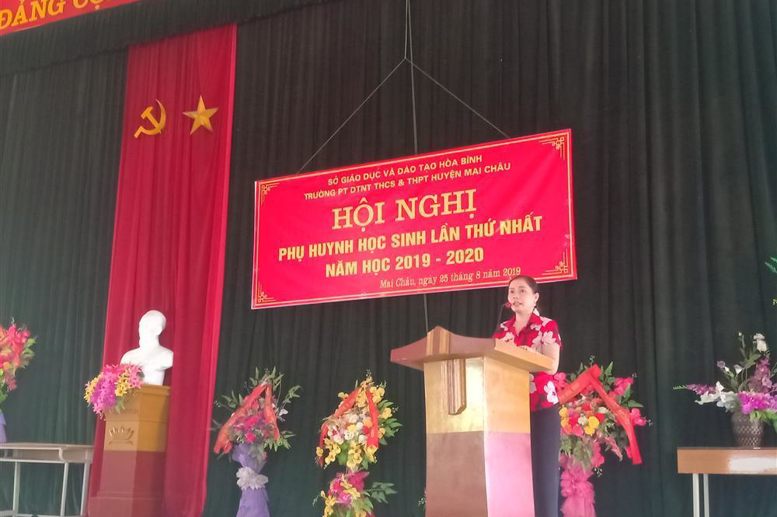 Cô giáo Phạm Thị Huệ - Bí thư Chi bộ, Hiệu trưởng nhà trường phát biểu tại Hội nghị