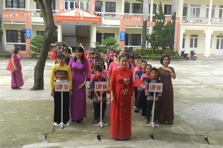 Cô giáo Phạm Thị Huệ - BTCB, HT nhà trường đón học sinh khối lớp 6 và lớp 10