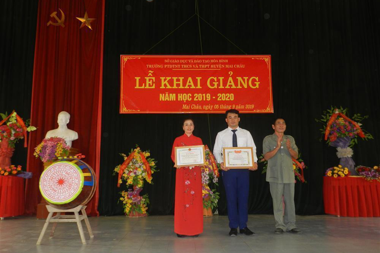 Ông Hà Việt Thùa - Chủ tịch Hội khuyến học huyện, nguyên PCT UBND huyện Mai Châu trao bằng khen của Chủ tịch UBND tỉnh và bằng khen của tỉnh Đoàn cho nhà trường