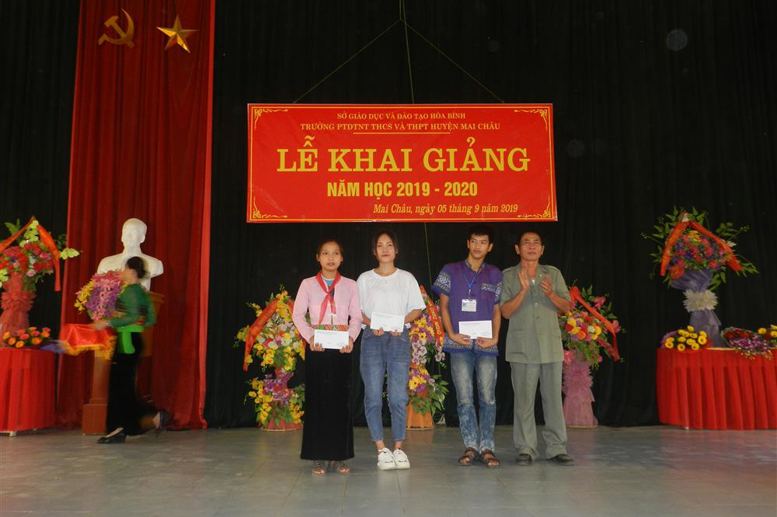 Hội khuyến học huyện tặng quà cho học sinh nghèo vượt khó