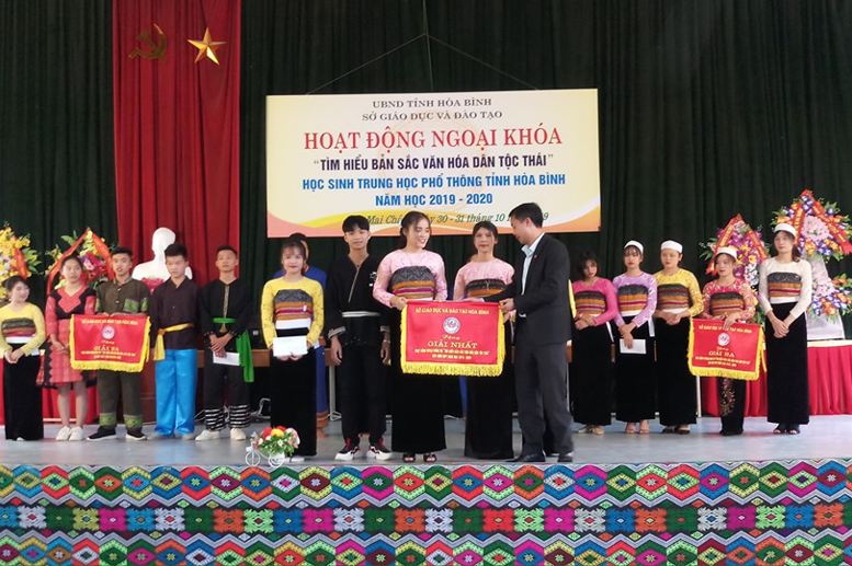 Đ/c Nguyễn Vinh Quang - Phó trưởng phòng CTTT trao giải nhất cho đội thi