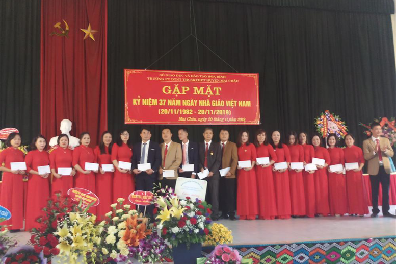 Thầy giáo Tạ Quang Sỹ - PBTCB- PHT thay mặt BGH khen tặng giáo viên đạt danh hiệu GVG cấp cơ sở