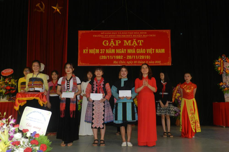Cô giáo Hà Thị Dung - PHT trao thưởng cho các tập thể có thành tích xuất sắc trong đợt thi đua