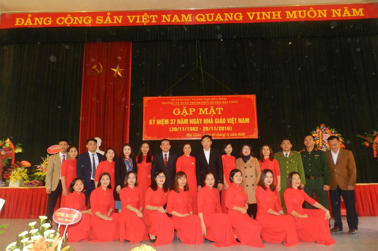 Đ/c Hà Văn Di - Phó Bí thư TT, Chủ tịch HĐND huyện cùng đại biểu khách mời chụp ảnh lưu niệm với tập thể CBGVNV nhà trường