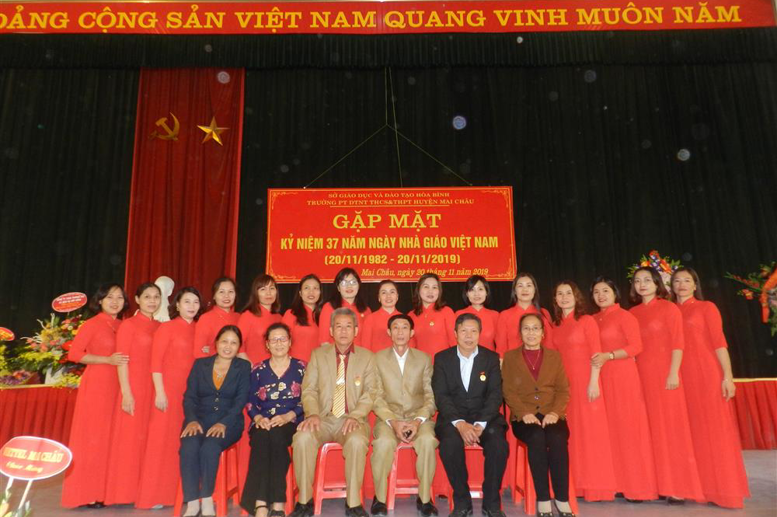Tập thể CBGVNV chụp ảnh lưu niệm với cựu giáo chức nhà trường