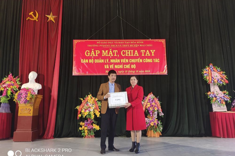 Chi Bộ tặng quà chia tay đ/c Tạ Quang Sỹ PHT nhà trường chuyển công tác