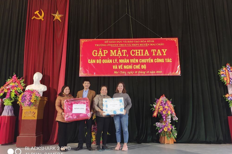 Các tổ tặng quà các đồng chí chuyển công tác và nghỉ chế độ