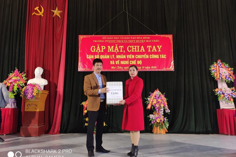 Đ/c Tạ Quang Sỹ tăng quà lưu niệm nhà trường