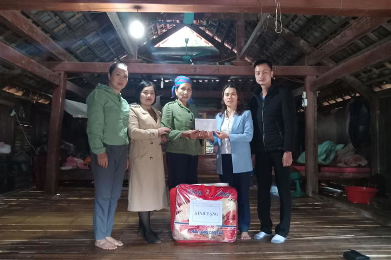 Cô giáo Hà Thị Dung - PHT cùng CBGVNV tặng quà cho gia đình ông Hà Văn Lý tại xóm Chiềng Châu
