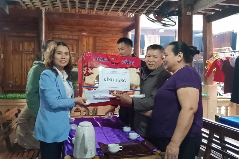 Tặng quà cho ông Hà Công Tím - Thương binh ở bản Lác 
