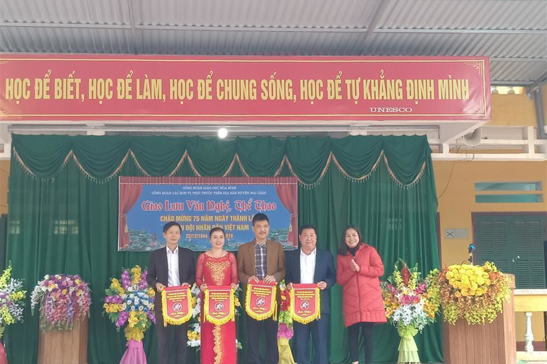 Đồng chí Nguyễn Thị Thúy Hường - PCT Công đoàn Ngành GD trao cờ lưu niệm cho các đơn vị trường học