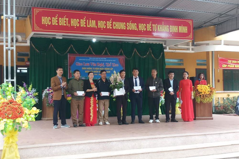 Tặng quà cho CBGVNV là cựu chiến binh các trường học trực thuộc