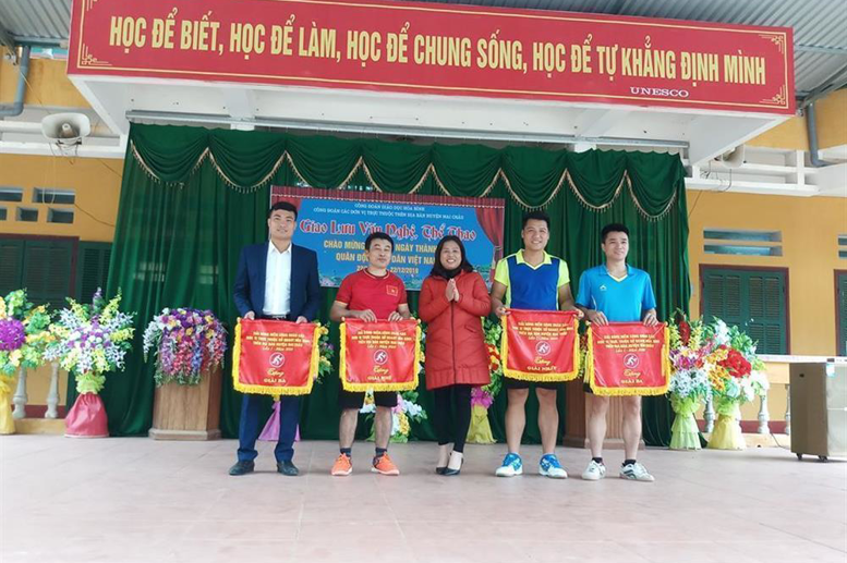 Đ/c Nguyễn Thị Thúy Hường - PCT Công đoàn Ngành trao giải cho các đội Bóng chuyền mềm