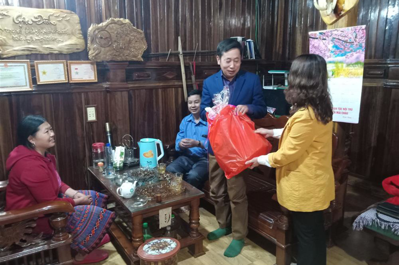 Cô giáo Hà Thị Dung - PHT nhà trường tặng quà lãnh đạo xã Pà Cò