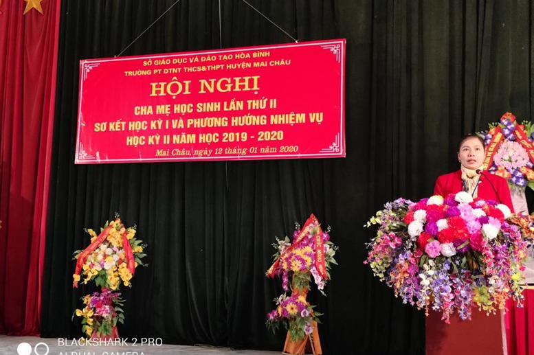 Cô giáo Phạm Thị Huệ - BTCB, HT nhà trường báo cáo kết quả thi đua học kỳ 1 và nêu phương hướng, giải pháp học kỳ 2