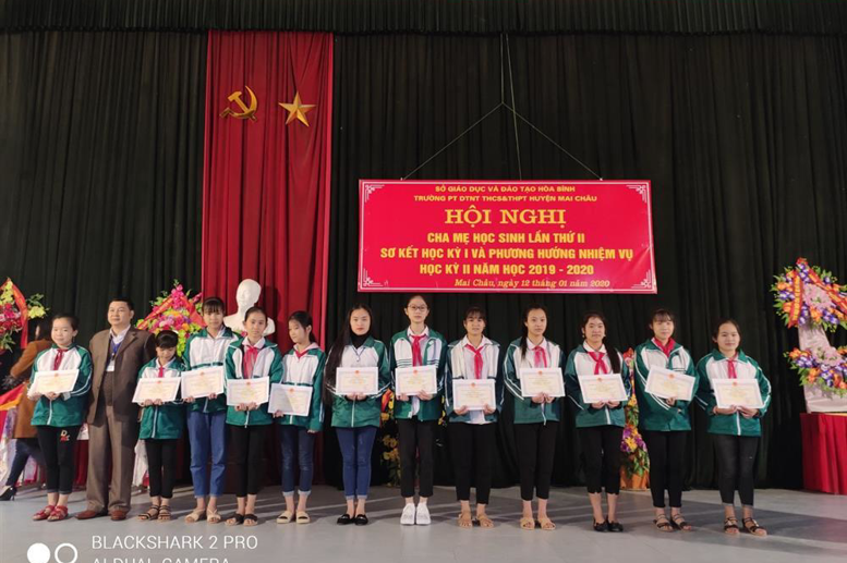 Khen thưởng 12 HSG toàn trường