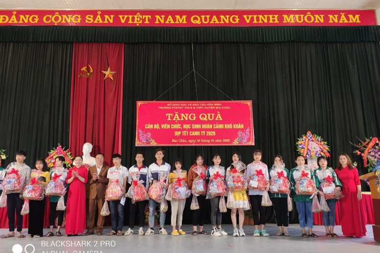 Đại diện BGH, phụ huynh nhà trường tặng quà cho HS có hoàn cảnh khó khăn tai trường