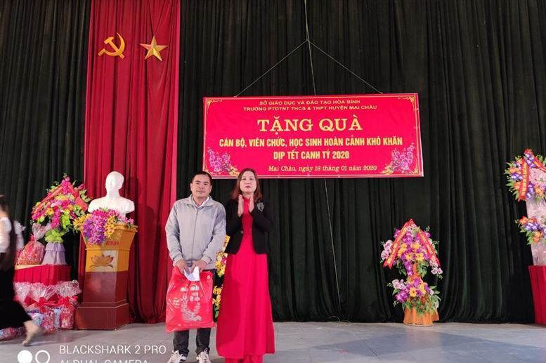 Đ/c Nguyễn Thị Hà - CT Công Đoàn trường thừa ủy quyền của BCHCĐ ngành tặng quà cho nhân viên nhà trường có hoàn cảnh khó khăn trong dịp tết
