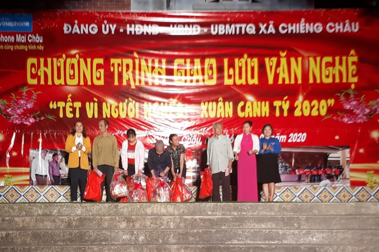 Đại diện Ban Giám hiệu nhà trường tặng quà cho 05 hộ nghèo tại xã Chiềng Châu