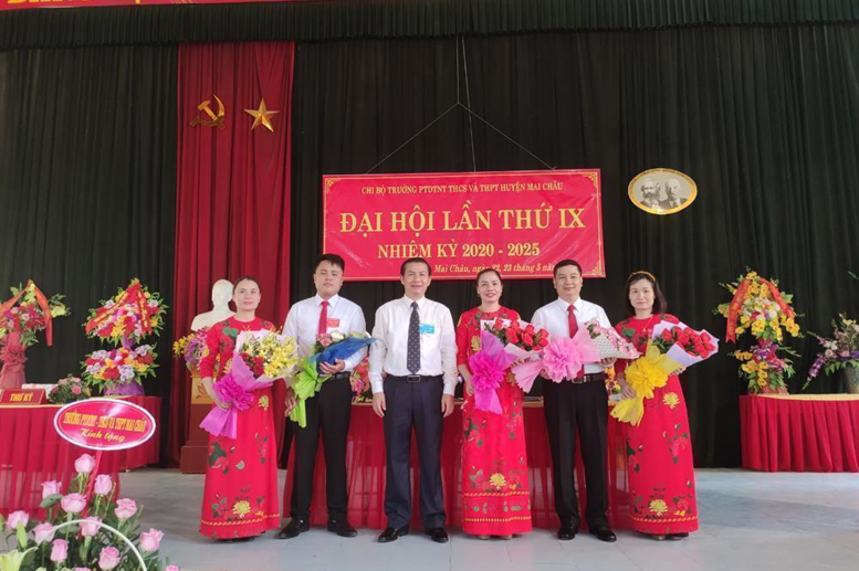 Đ/c Phạm văn Hoàn - UVBTV, PCT UBND huyện tặng hoa chúc mừng Ban Chi ủy khóa IX, nhiệm kỳ 2020 - 2025