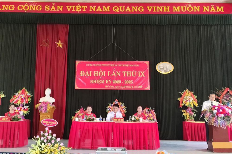 Đ/c Phạm Văn Hoàn - UVBTV, PCT UBND huyện phát biểu, chỉ đạo Đại hội