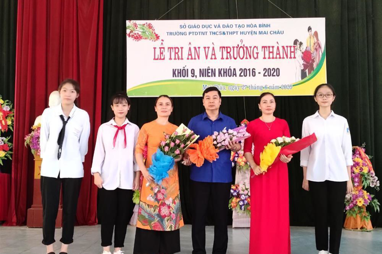 Học sinh tặng quà tri ân Ban giám hiệu nhà trường