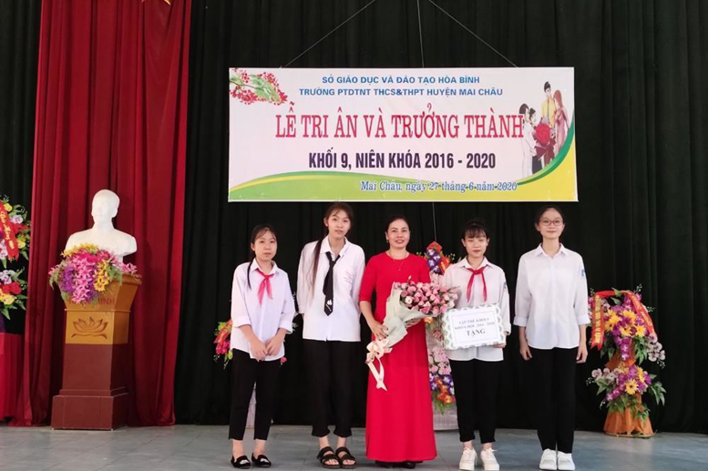Học sinh khối 9 tặng quà tri ân nhà trường
