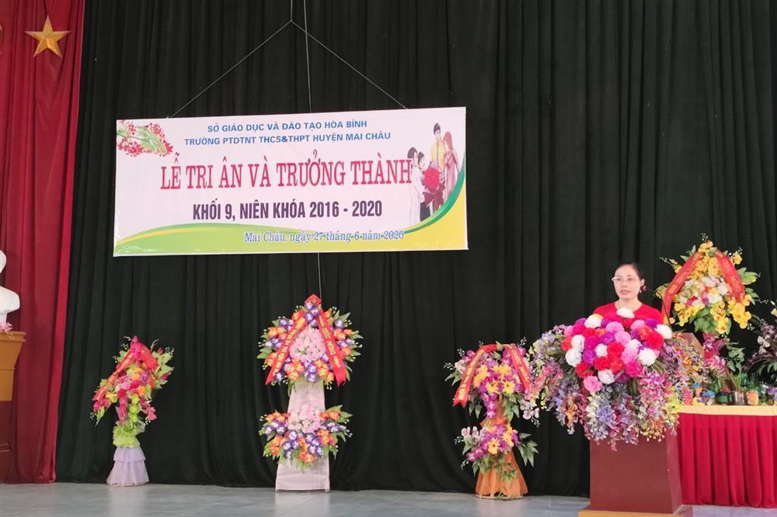 Cô Phạm Thị Huệ - BTCB, HT nhà trường phát biểu trong buổi Tri ân
