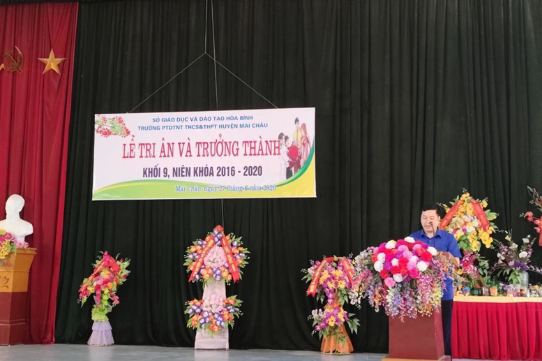 Thầy giáo Phạm Văn Viễn - PBTCB, PHT nhà trường dặn dò các em học sinh cuối cấp