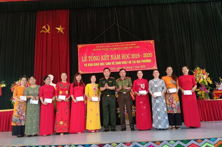 Trao thưởng cho CBGVNV trong nhà trường đạt thành tích xuất sắc năm học 2019 - 2020