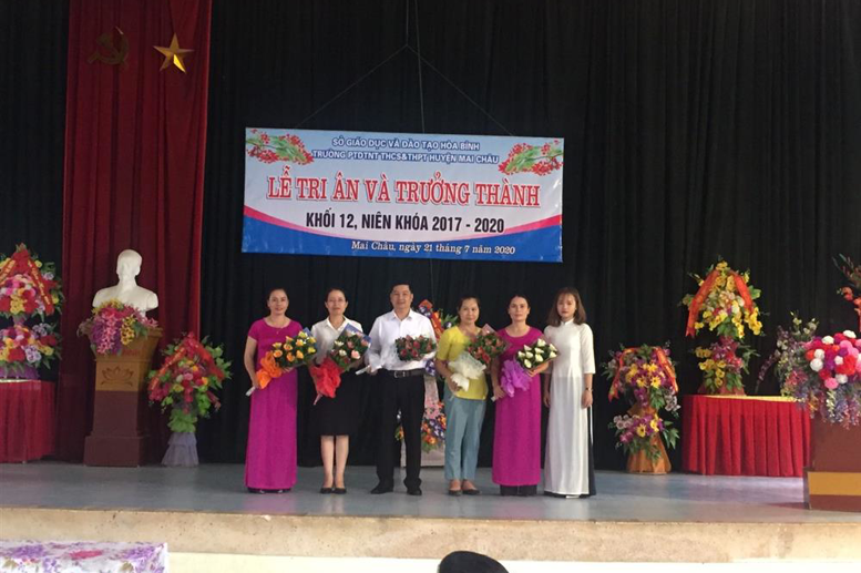Đại diện học sinh tặng hoa cho các thầy cô, và phụ huynh nhà trường