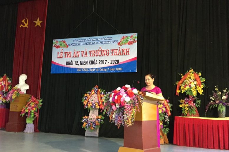 Cô giáo Phạm Thị Huệ - BTCB, HT nhà trường phát biểu ý kiến