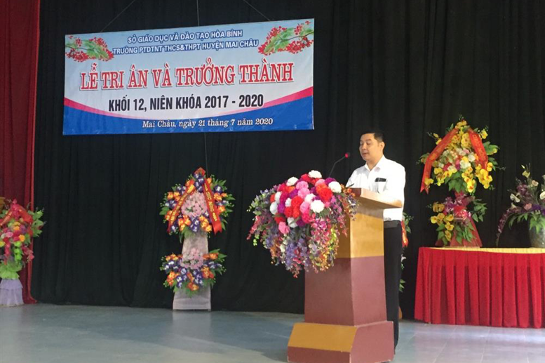 Thầy Phạm Văn Viễn - PBTCB- PHT nhà trường dặn dò các em học sinh cuối cấp